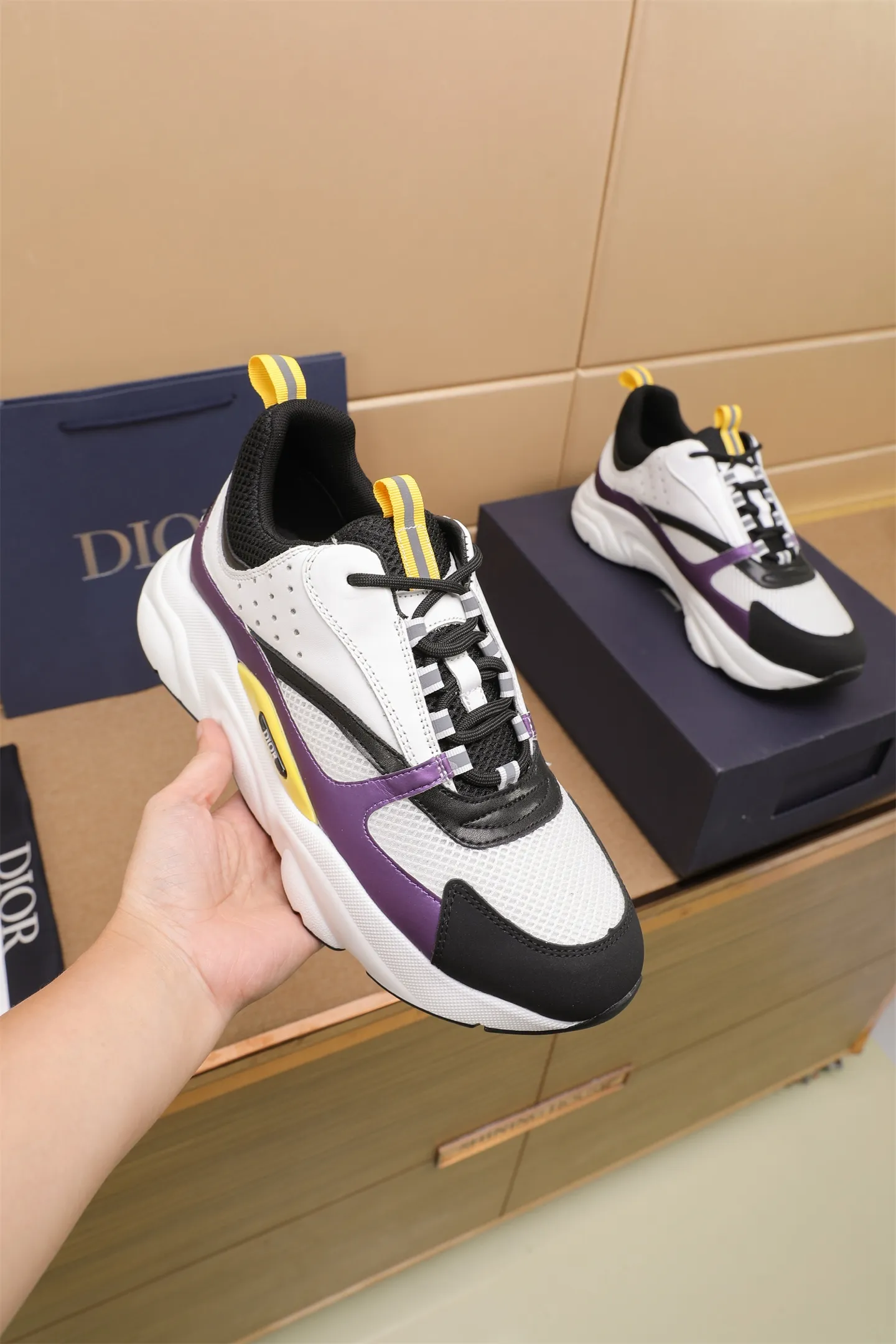 Factory price: 460💰Dior’s top version of D’s b22 men’s sports shoes. Inspired by retro running styles, the chunky low-top silhouette features gray calf leather and blue and white mesh fabric uppers, atop a black, white and blue engraved rubber sole. Nylon ribbon accents the blue mesh tongue and heel counter, and a "dio~" logo appears on the side. Pair it with a suit for a striking contrast and add a sportswear-chic edge to your look. The thick sole can be about 4cm~ Size: 38-45, [46, 47 customized]